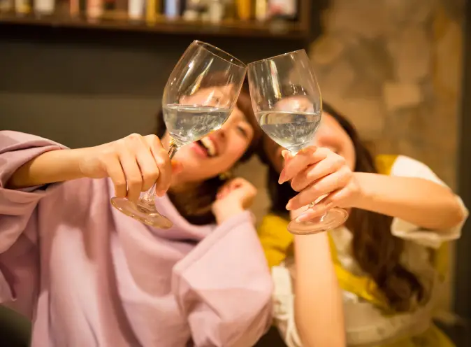 グラスを合わせる女性たち