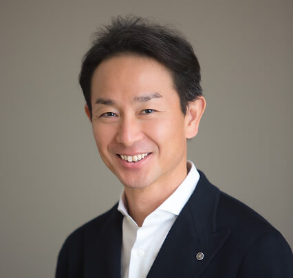 代表取締役社長の正面写真